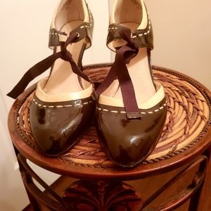 Brown round toe patent leather heels